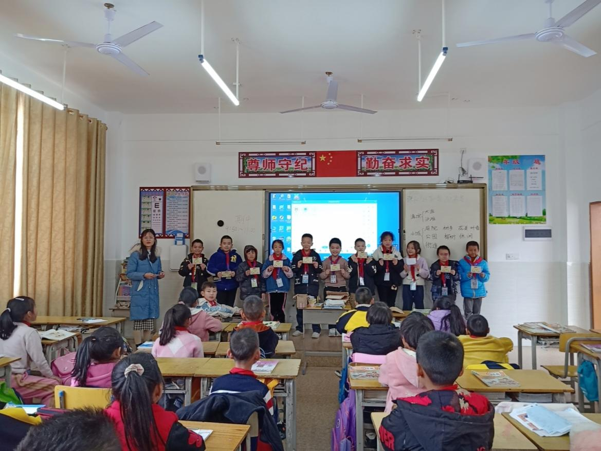 实习生给班上的学生颁发进步奖
